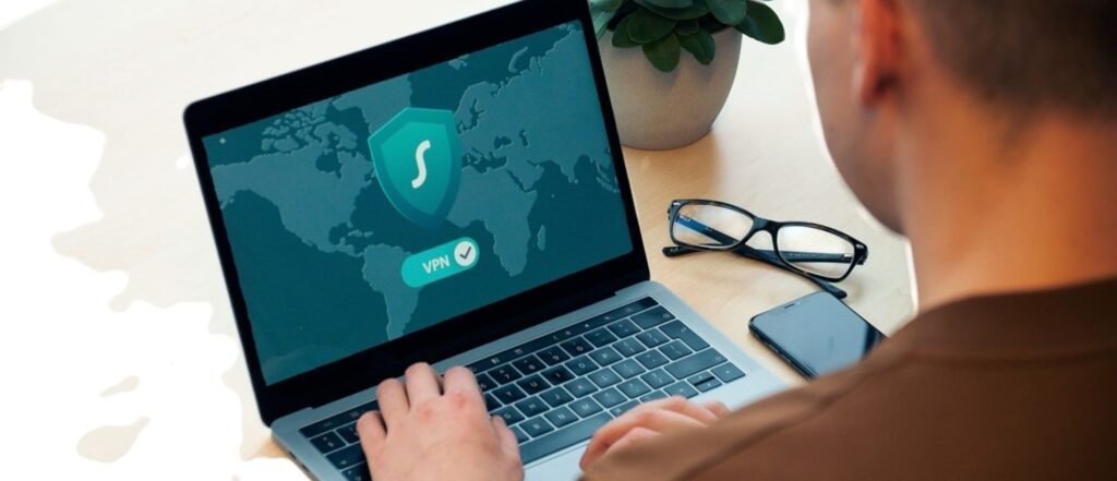 Comment crée un site web, une personne devant un ordinateur