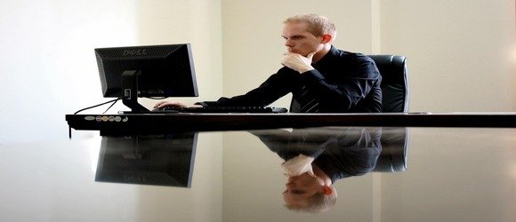 SITE VITRINE , une personne qui travail sur son ordinateur