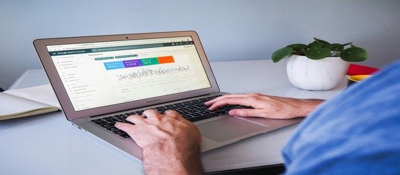 “Utilisateur analysant des données sur un laptop dans un bureau moderne”